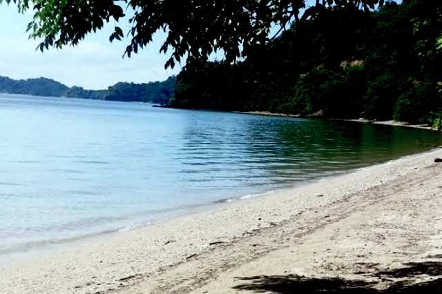 Pantai dan laut Bombana